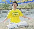 Published on 8/29/2001 16岁的小童丹尼获悉法轮功请愿活动后专程骑车来到大使馆前声援