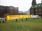 Published on 12/12/2003 温家宝继续访加旅程　法轮功学员冒雨请愿（图）
