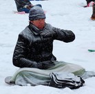 Published on 2/3/2012 法轮功,风雪中的呼唤（图） - 法轮大法明慧网
