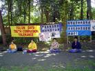 Published on 6/28/2005 荷兰学员中使馆前责令严惩虐杀高蓉蓉的凶手（图）