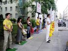 奥地利大法弟子中领馆前抗议迫害法轮功（图）