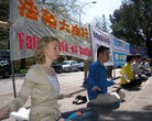 Published on 4/27/2010 法轮功,纪念“四•二五”　西班牙学员中使馆前和平抗议（图） - 法轮大法明慧网 - minghui.org