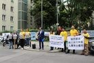 法轮功,维也纳中领馆前抗议　呼吁立即让王治文与女团聚 【明慧网】
