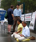Published on 8/30/2006 纽约布碌伦最高法院前揭中共活摘器官暴行（图）