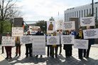 Published on 4/13/2007 俄罗斯学员俄驻美使馆前抗议非法遣返马慧（图）