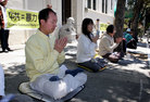 Published on 7/2/2007 旧金山法轮功学员中领馆前抗议港府暴力遣返（图）