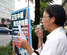 Published on 7/18/2007 休城中领馆前烛光亮　印证八年和平路（图）