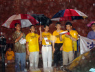 Published on 7/19/2007 芝加哥学员暴雨中抗议中共非法迫害法轮功八年（图）