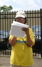 Published on 7/21/2009 法轮功,反迫害十周年　休士顿法轮功学员中领馆前烛光悼念（图）