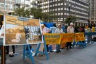 Published on 9/22/2009 法轮大法明慧网 - 中共党魁抵达纽约　法轮功要求停止迫害（图）