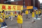 Published on 9/25/2009 法轮大法明慧网 - 二十国峰会　法轮功吁制止迫害　媒体关注（图）