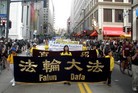 Published on 9/26/2009 法轮功,法轮大法明慧网 - 二十国峰会法轮功学员和平反迫害获警民支持（图）