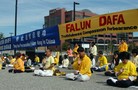 Published on 9/26/2009 法轮功,法轮大法明慧网 - 二十国峰会法轮功学员和平反迫害获警民支持（图）
