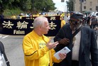 Published on 9/26/2009 法轮功,法轮大法明慧网 - 二十国峰会法轮功学员和平反迫害获警民支持（图）