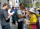 Published on 9/26/2009 法轮功,法轮大法明慧网 - 二十国峰会法轮功学员和平反迫害获警民支持（图）