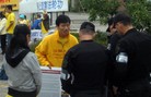 Published on 9/26/2009 法轮功,法轮大法明慧网 - 二十国峰会法轮功学员和平反迫害获警民支持（图）