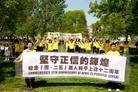 Published on 4/26/2011 法轮功,纪念四二五　华府学员白宫外广传真相（图） - 法轮大法明慧网
