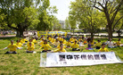 Published on 4/26/2011 法轮功,纪念四二五　华府学员白宫外广传真相（图） - 法轮大法明慧网
