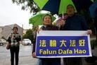 Published on 2/16/2012 法轮功,KPCC电台：洛杉矶法轮功学员中领馆前抗议迫害 - 法轮大法明慧网
