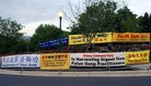 Published on 4/27/2012 法轮功,四二五前夕　华府学员中使馆前集体炼功（图） - 法轮大法明慧网

