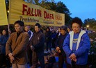 Published on 4/27/2012 法轮功,四二五前夕　华府学员中使馆前集体炼功（图） - 法轮大法明慧网
