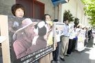 Published on 6/21/2012 法轮功,旧金山学员中领馆前抗议中共煽动仇狠（图） - 法轮大法明慧网
