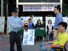 Published on 8/3/2004 台湾台南学员举办南非枪击案记者会及酷刑展
