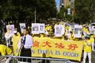 Published on 9/23/2004 2004年9月22日法轮功学员在联合国大厦前举行新闻发布会