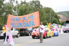 Published on 12/5/2005 新西兰学员参加圣诞游行　民众争相索要大法资料（图）
