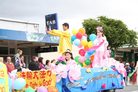Published on 12/5/2005 新西兰学员参加圣诞游行　民众争相索要大法资料（图）