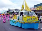 Published on 12/9/2005 图片报道：新西兰学员参加北岸市圣诞游行