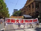 Published on 1/28/2006 墨尔本学员参加澳洲国庆节大游行（图）