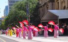 Published on 1/28/2006 墨尔本学员参加澳洲国庆节大游行（图）