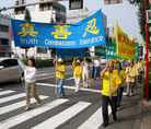 Published on 10/24/2006 法轮功学员为日本岐阜县人民传播大法福音（图）