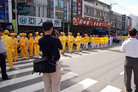 Published on 11/24/2006 敲醒小镇的鼓声（图）