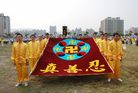 Published on 11/7/2006 悠游港都街头的金龙（图）