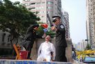 Published on 11/7/2006 悠游港都街头的金龙（图）