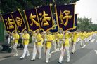 Published on 4/25/2006 台北退党大游行　吁结束对法轮功的迫害（图）
