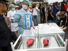Published on 4/24/2006 台湾万人声援千万退党大游行（图）