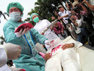 Published on 4/24/2006 台湾万人声援千万退党大游行（图）