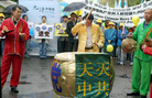 Published on 4/28/2006 韩国首府集会游行　声援一千万人“三退”（图）