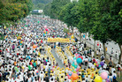 Published on 5/24/2006 新加坡万人大竞走　法轮功腰鼓队备受瞩目（图）