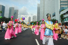 Published on 5/24/2006 新加坡万人大竞走　法轮功腰鼓队备受瞩目（图）