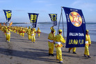 Published on 5/15/2008 在印尼巴里岛古搭海岸庆祝法轮大法日（图）