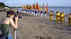 Published on 5/15/2008 在印尼巴里岛古搭海岸庆祝法轮大法日（图）