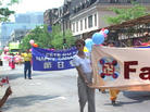 Published on 7/6/2002 蒙特利尔学员参加加拿大国庆节游行（图）
