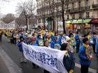 Published on 2/19/2004 图片报道：1月25日法轮功学员在巴黎的盛大新年游行
