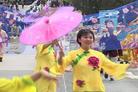 Published on 4/14/2004 英国法轮功学员参加爱丁堡复活节游行表演（图）
