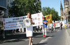 Published on 7/19/2006 图片报道：法轮功学员柏林集会　吁制止中共恶行