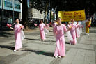 Published on 9/19/2007 图片报道：法轮功学员德国科隆举行盛大游行